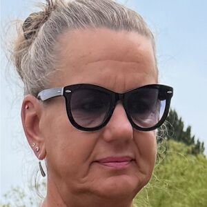 Meet your Posher, Carola